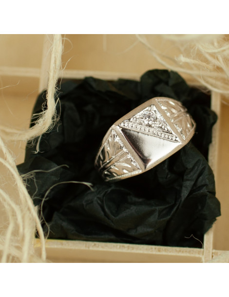 Srebrny sygnet z ornamentami i cyrkonią