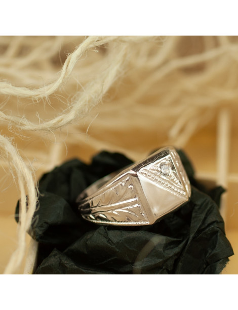 Srebrny sygnet z ornamentami i cyrkonią