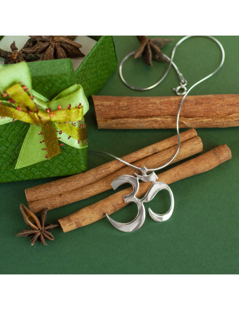 SREBRNY WISIOREK AMULET ZNAK OM PR. 925