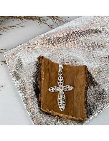 SREBRNY KRZYŻYK Z UKRZYŻOWANYM JEZUSEM PR. 925