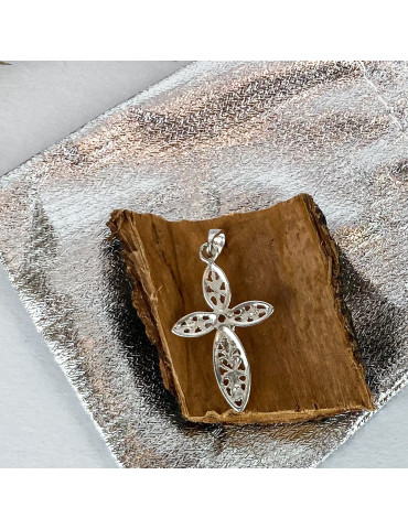 SREBRNY KRZYŻYK Z UKRZYŻOWANYM JEZUSEM PR. 925