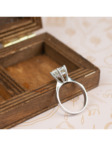 KLASYCZNY PIERŚCIONEK ZE SREBRA Z CYRKONIĄ IMPONUJĄCY