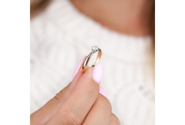 Co zrobić z pierścionkiem zaręczynowym w dniu ślubu? 